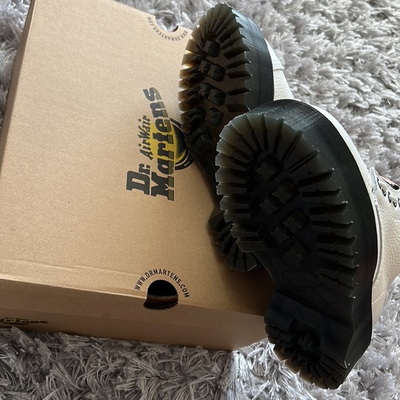 BNWB White Dr. Martens Sinclair Boots - Picture 13 of 14